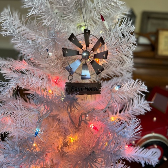 Vintage Rustic Farmhouse
Windmill Christmas Ornament - Picture 4 of 4